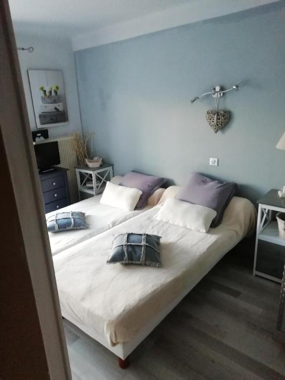Postel nebo postele na pokoji v ubytování Hotel & Restaurant Le Chalvet
