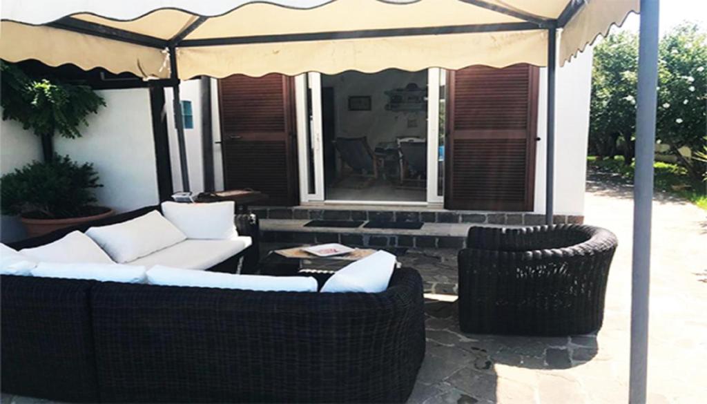 A seating area at Large and bright 6-bed villa with parking in San Foca