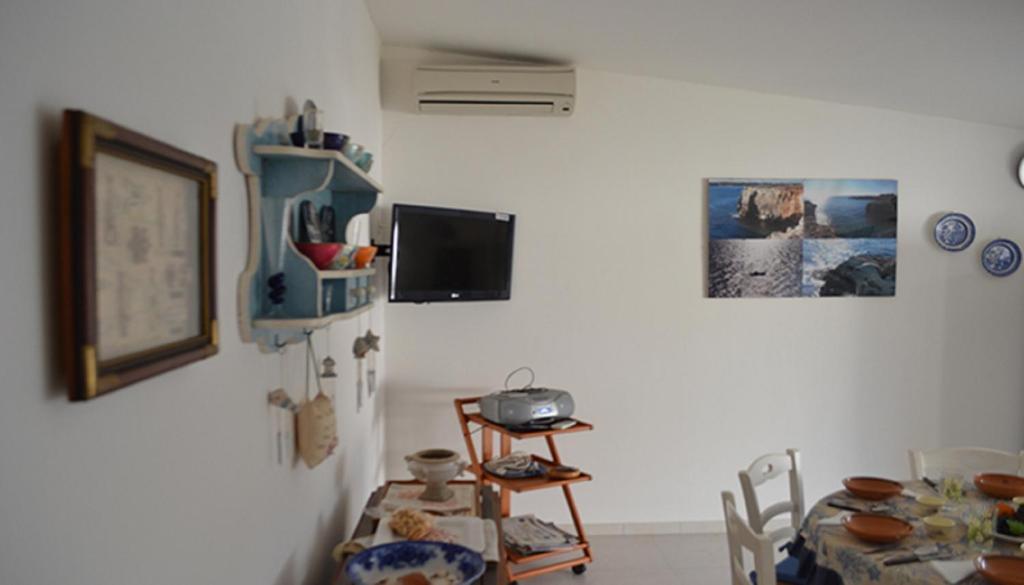 A television and/or entertainment centre at Large and bright 6-bed villa with parking in San Foca