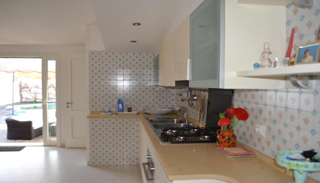 A kitchen or kitchenette at Large and bright 6-bed villa with parking in San Foca