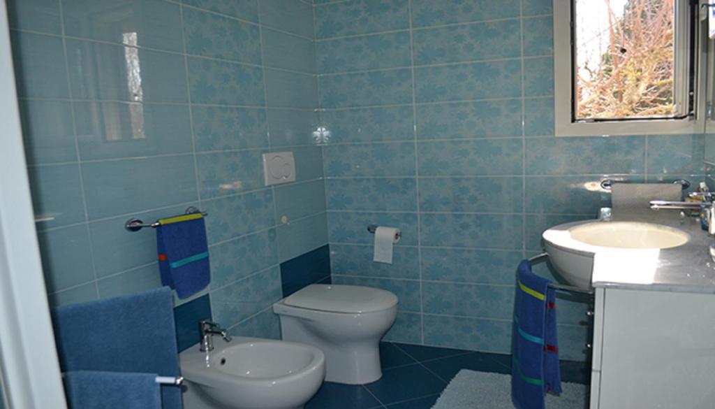 A bathroom at Large and bright 6-bed villa with parking in San Foca