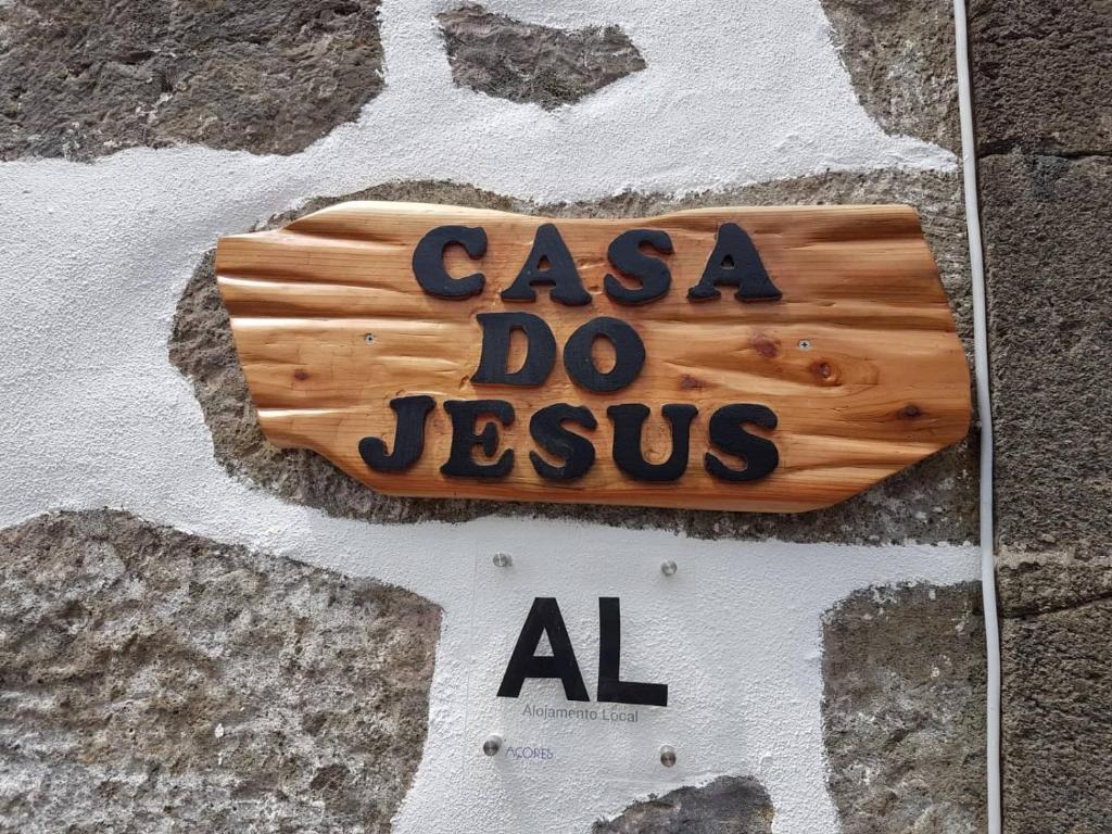 a sign that says casa do jesus on a stone wall at A Casa do Jesus AL in Lomba