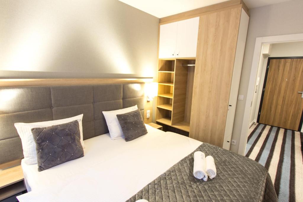 Posteľ alebo postele v izbe v ubytovaní Bel Mare Apartament 128 z ogródkiem