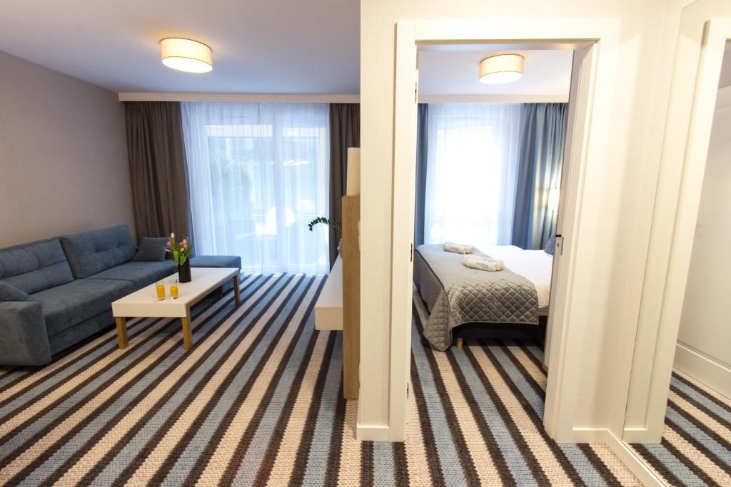 Posteľ alebo postele v izbe v ubytovaní Bel Mare Apartament 128 z ogródkiem