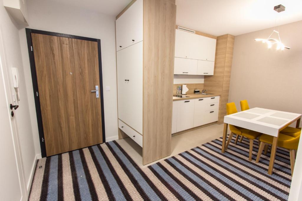 Kuchyňa alebo kuchynka v ubytovaní Bel Mare Apartament 128 z ogródkiem