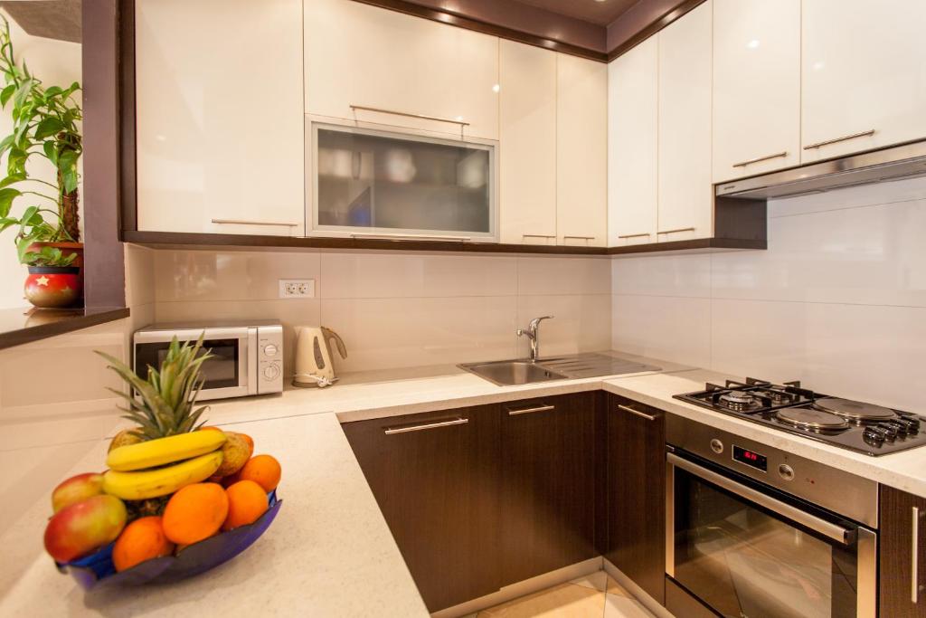 a kitchen with a bowl of fruit on the counter at Apartment Montegraso in Podstrana