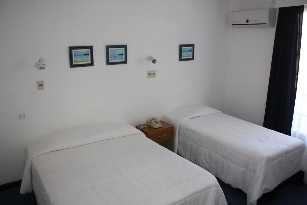Postel nebo postele na pokoji v ubytování Hotel Escorial