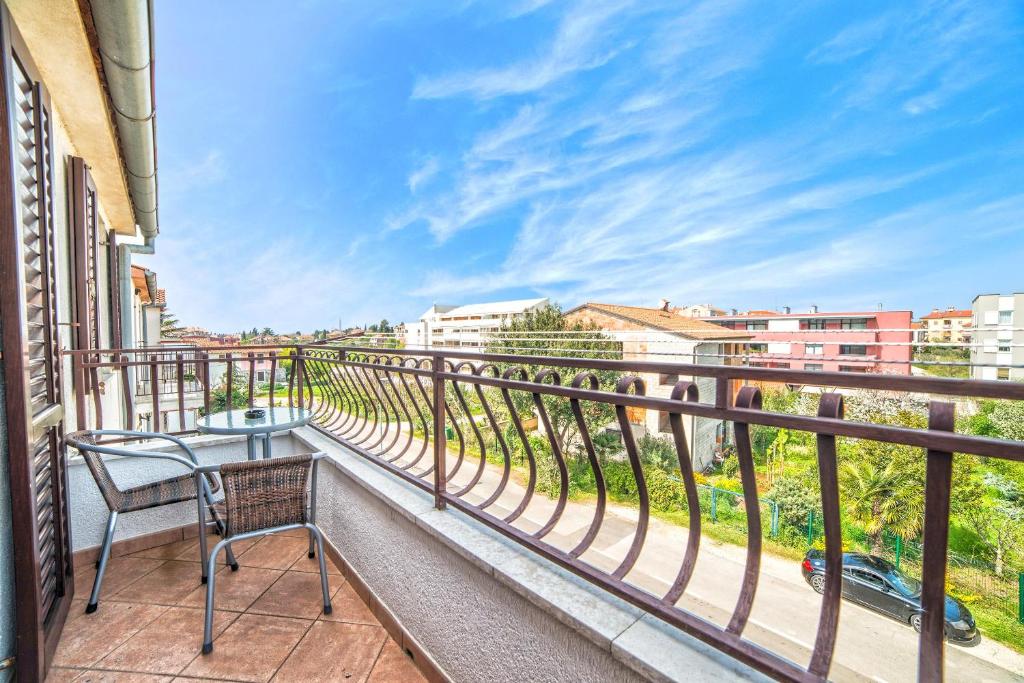 balcón con mesa y vistas a la ciudad en Apartments Banko, en Rovinj