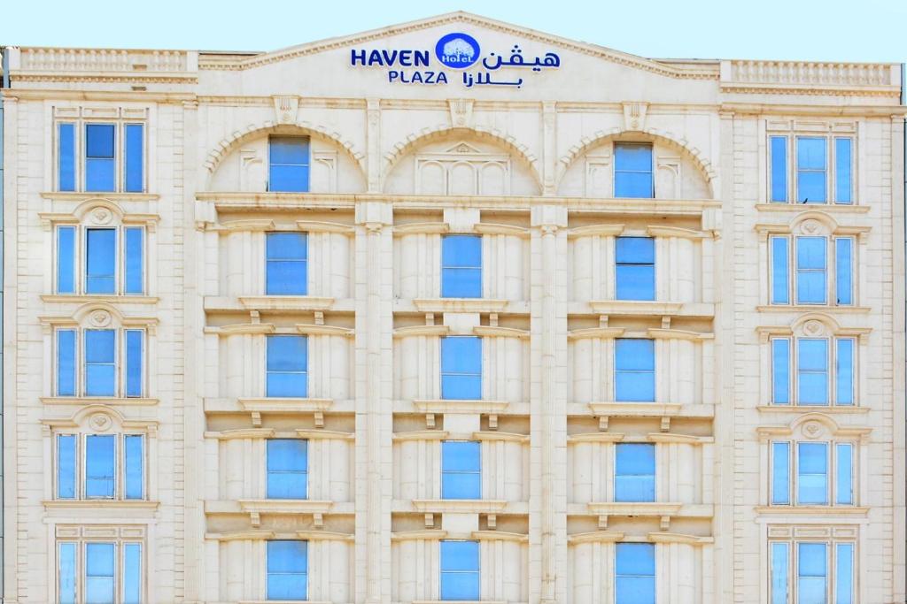 una fachada del palacio havre de versailles en Haven Plaza, en Riad