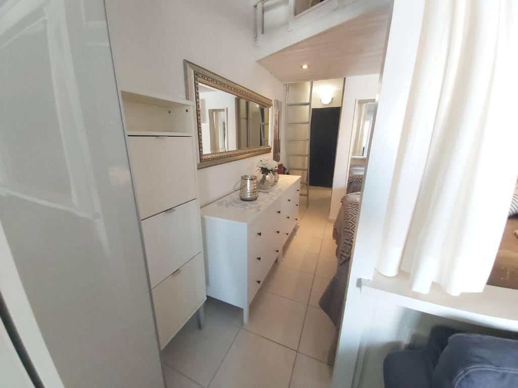 Kuchyňa alebo kuchynka v ubytovaní Central Apartment With Sea Views