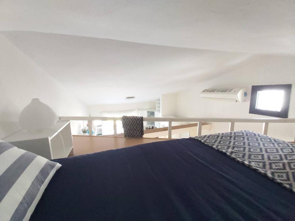 Posteľ alebo postele v izbe v ubytovaní Central Apartment With Sea Views
