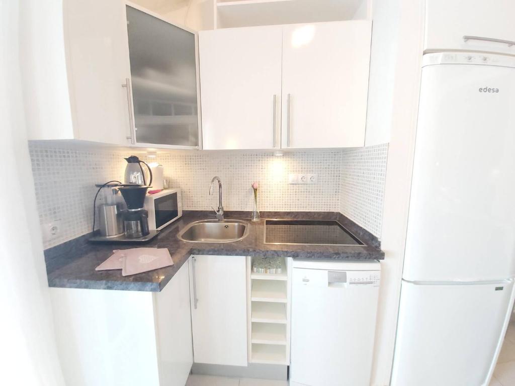 Kuchyňa alebo kuchynka v ubytovaní Central Apartment With Sea Views
