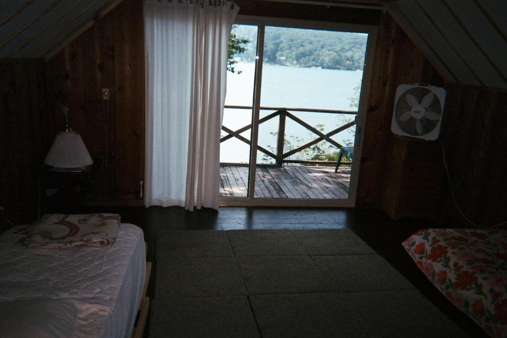 Cabin Deck House - Formidable Cabin in Laurel Island - Holiday Home