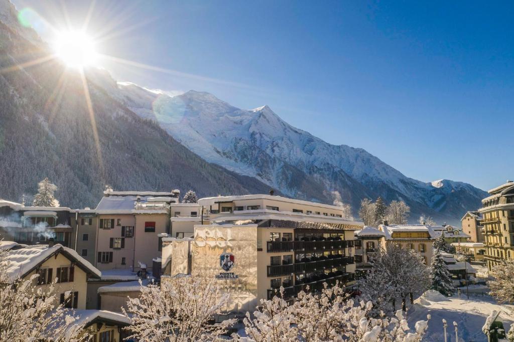 eine schneebedeckte Stadt mit einem Berg im Hintergrund in der Unterkunft Pointe Isabelle in Chamonix-Mont-Blanc