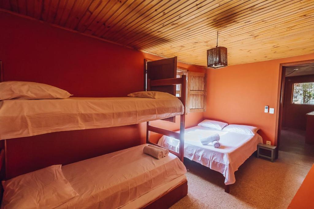 Katil dua tingkat atau katil-katil dua tingkat dalam bilik di Casas de Juan