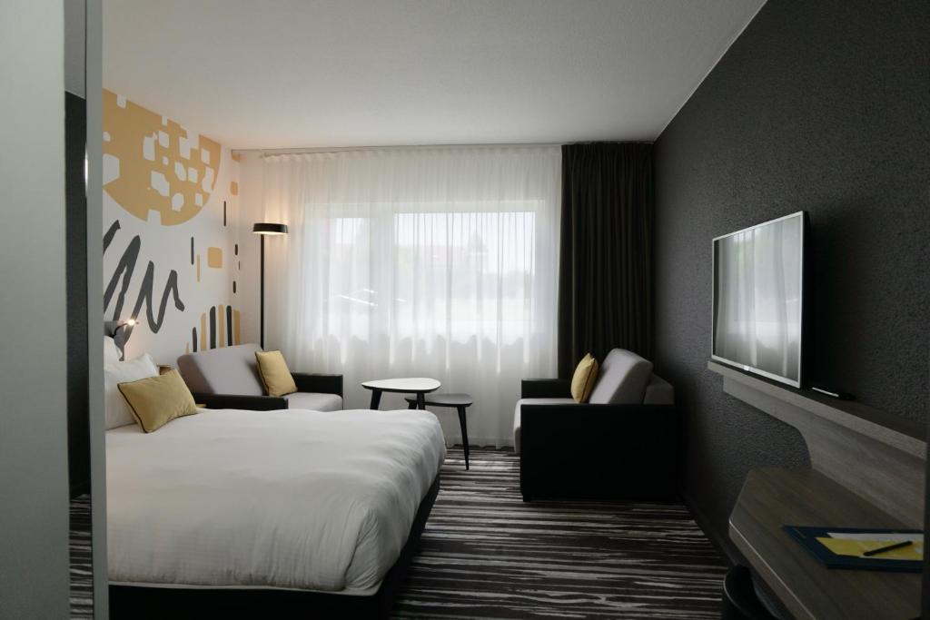 Postel nebo postele na pokoji v ubytování Golden Tulip Roissy Saint Witz