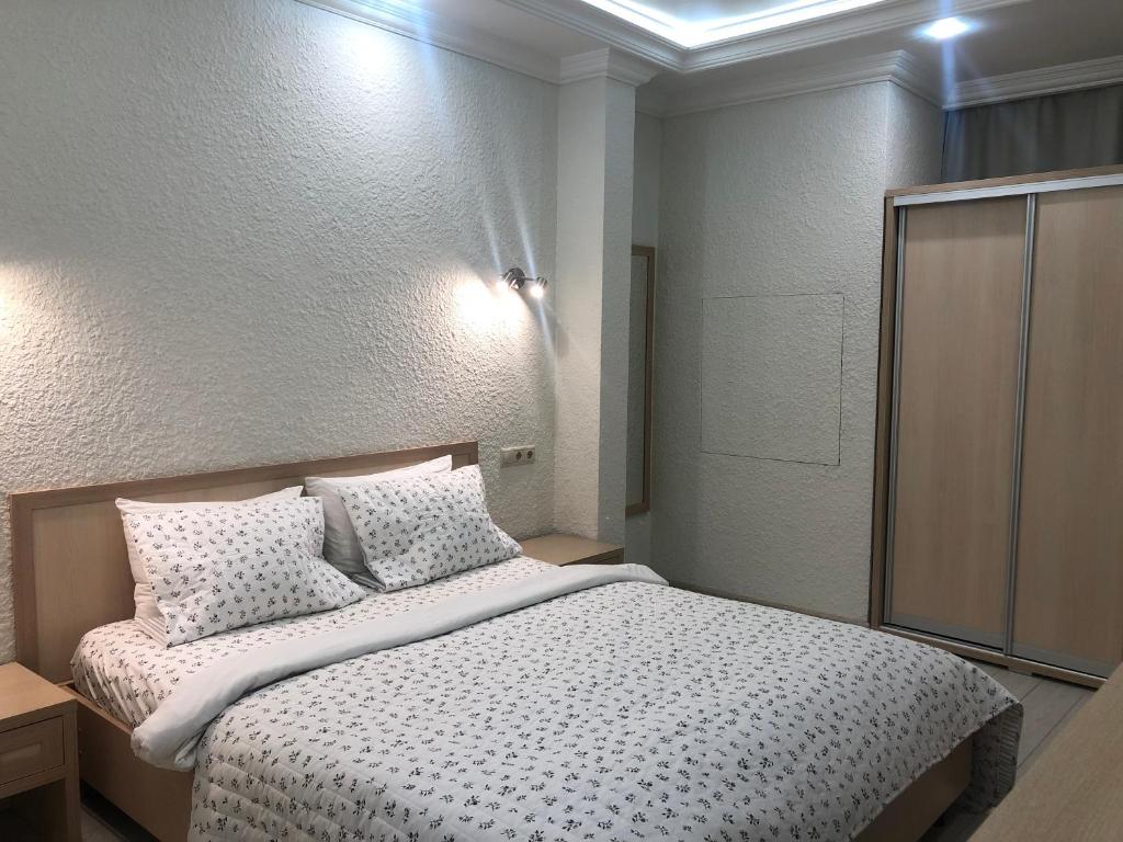 モスクワにあるNab Hotel Taganskayaのベッドルーム1室(白いシーツと枕のベッド1台付)