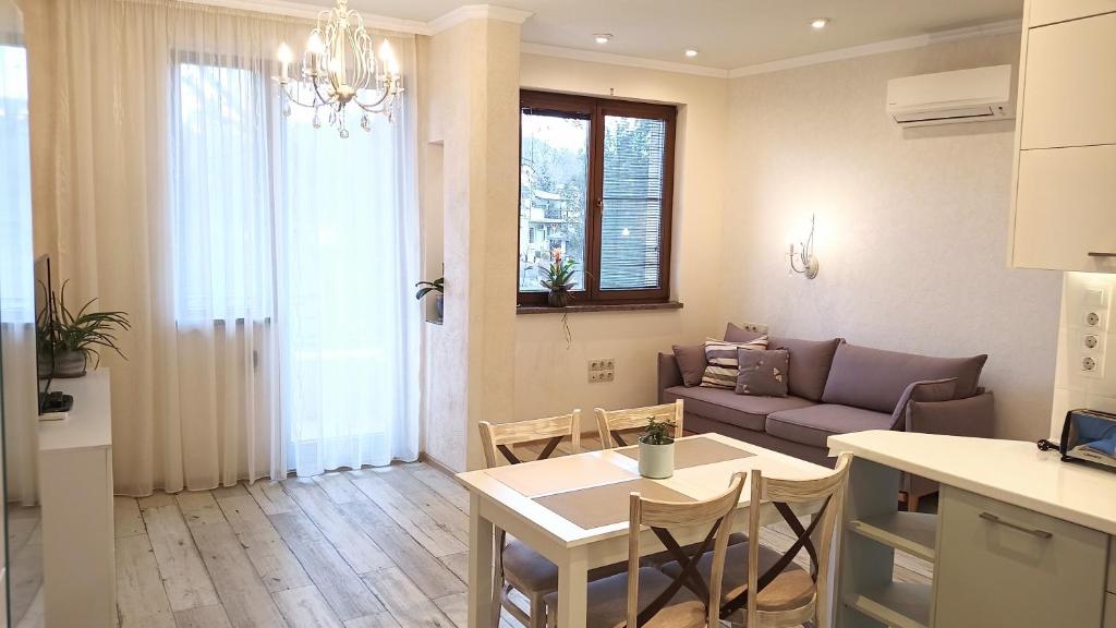 Il dispose d'une cuisine et d'un salon avec un canapé et une table. dans l'établissement Sea Garden Apartment, à Varna
