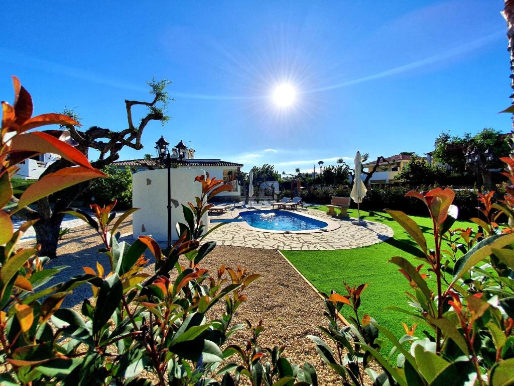 un jardín con piscina en un patio en New holiday house "Casa miAlina" with private pool, 300m to beach en Cambrils