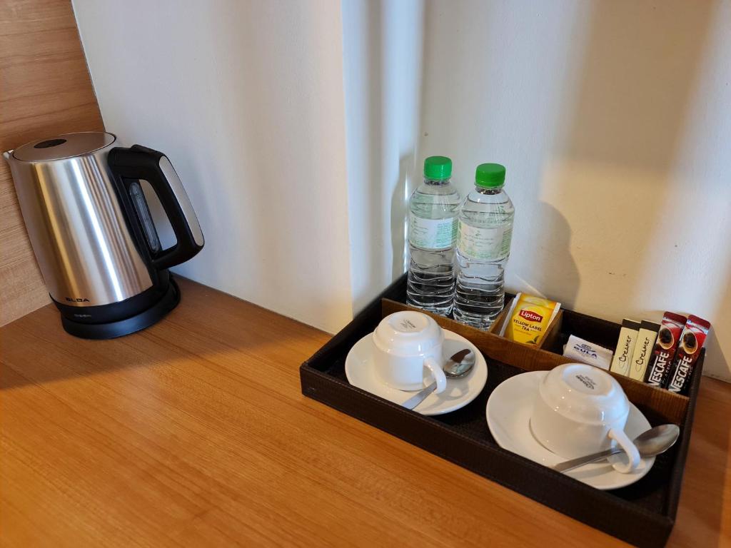 Příslušenství pro přípravu čaje a kávy v ubytování Swan Garden Hotel