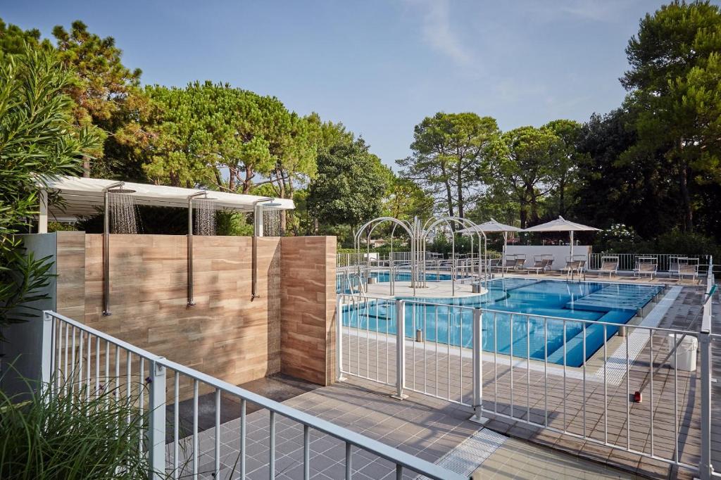 Bazén v ubytování Dei Fiori Camping Village nebo v jeho okolí