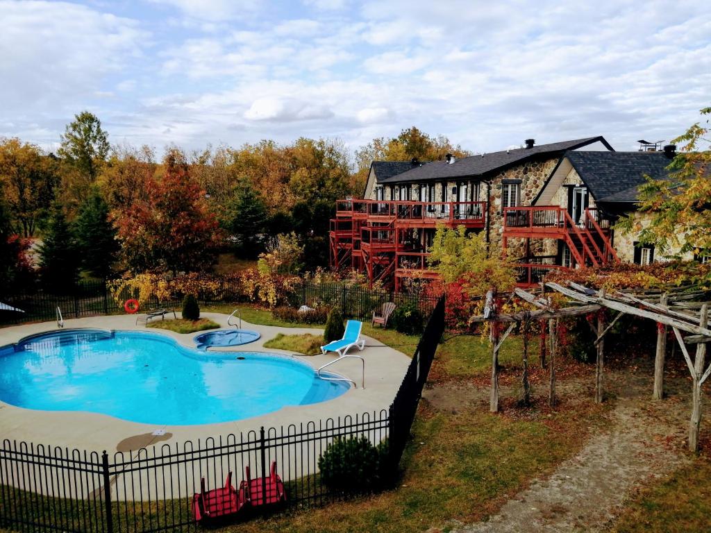 Bazén v ubytování Condos Vacances Orford nebo v jeho okolí