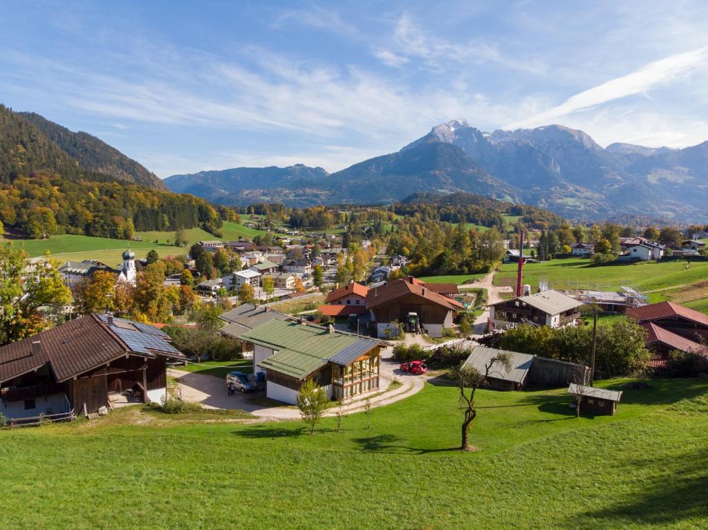 una vista aérea de un pequeño pueblo en las montañas en Lauchlehen, en Bischofswiesen