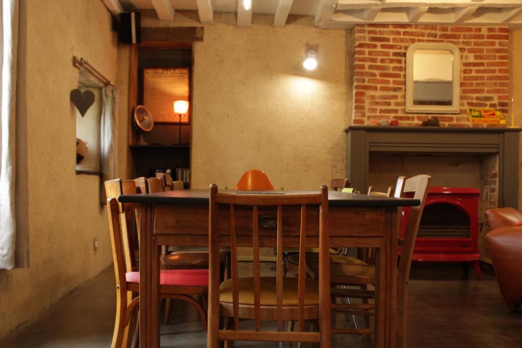 a dining room with a table and chairs at Chambres d'hôtes de charme - Gîtes cosy - LA CLE DES CHAMPS - A la campagne in Martigné-Ferchaud