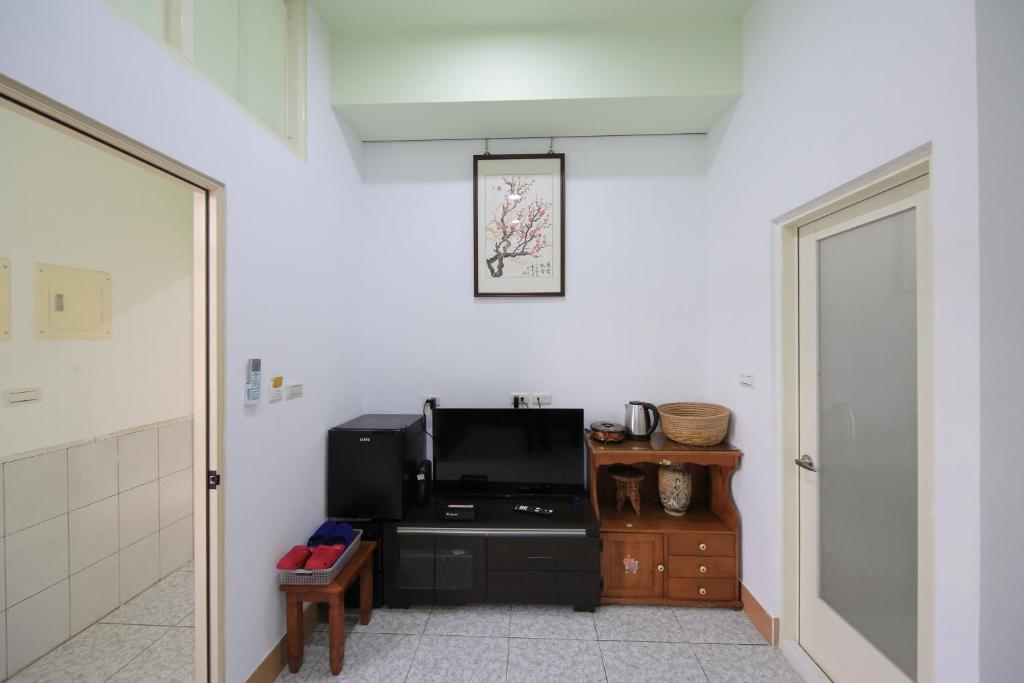 TV a/nebo společenská místnost v ubytování Bridgeside Homestay