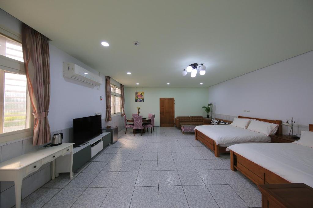 TV a/nebo společenská místnost v ubytování Bridgeside Homestay