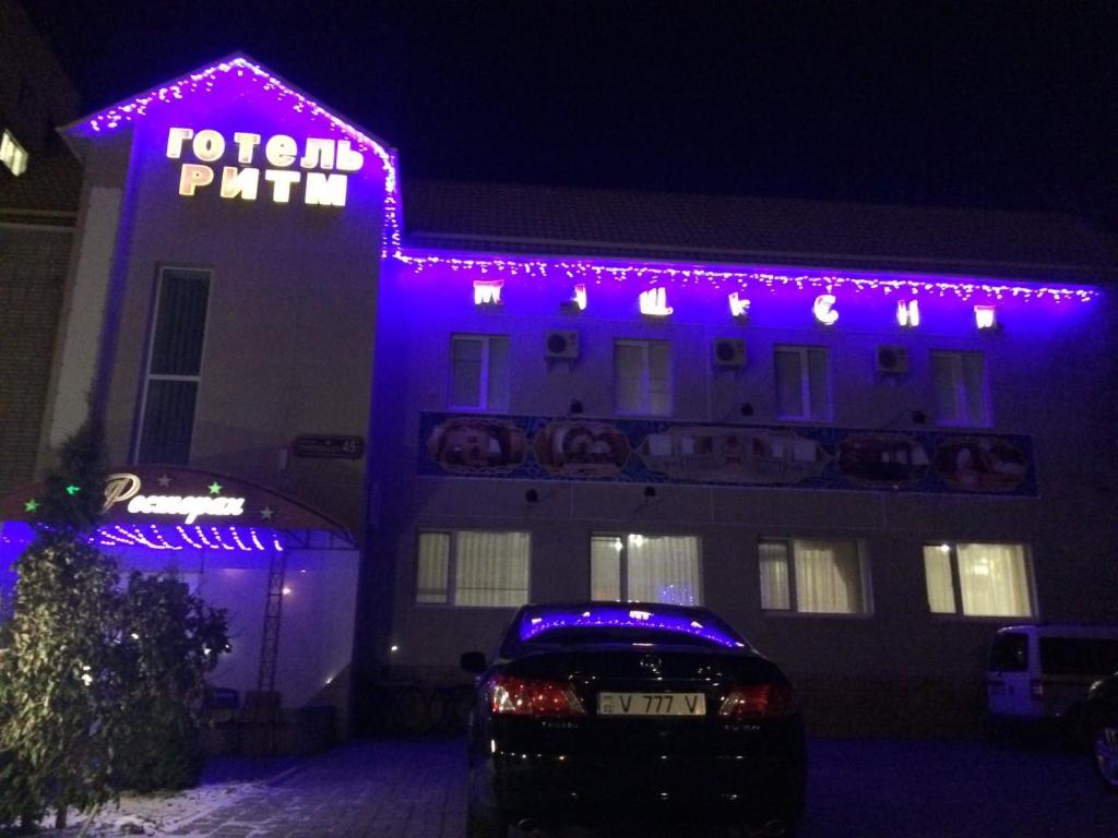 ヴィーンヌィツャにあるОтель Ритмの紫色の灯りを上に置いた建物