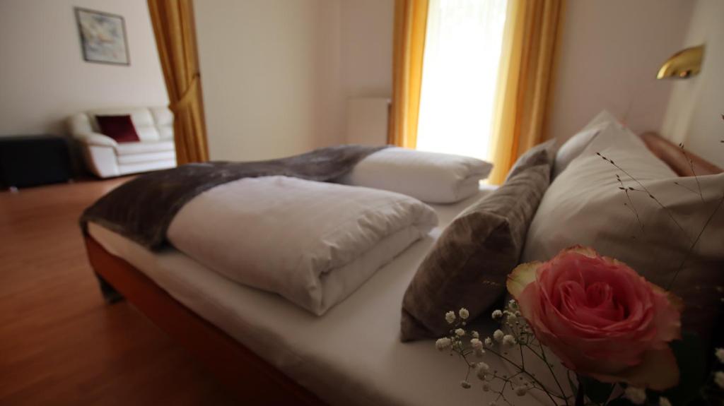 Postel nebo postele na pokoji v ubytování Hotel Kurparkblick