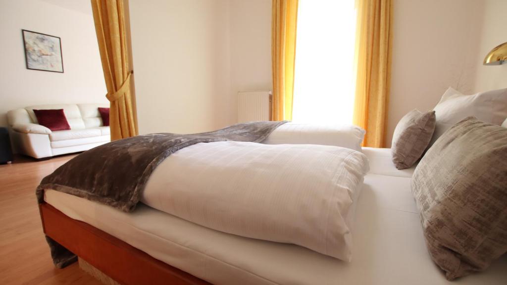 Postel nebo postele na pokoji v ubytování Hotel Kurparkblick