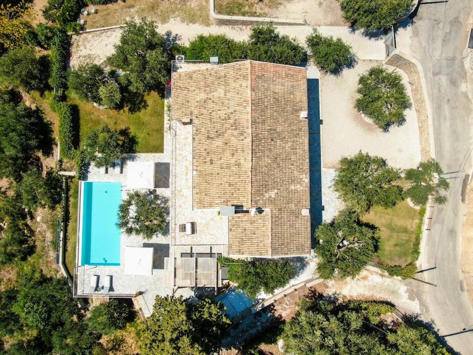 uma vista aérea de um edifício de tijolos com piscina em Villa Giovannina em Perama