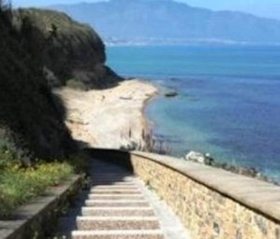 un chemin menant à une plage au bord de l'océan dans l'établissement Appartamento a pochi metri dal mare Pensaci Giacomino, à Balestrate