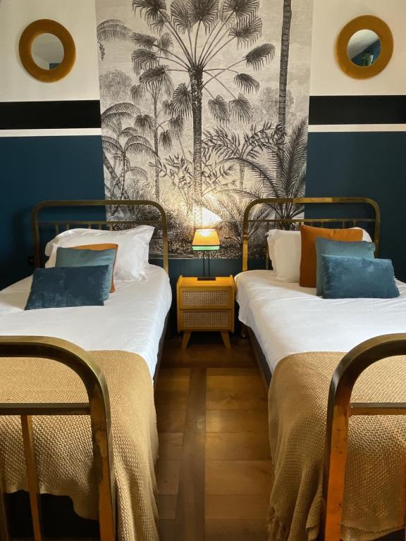 twee bedden naast elkaar in een kamer bij Le Boutik Hotel in Annecy