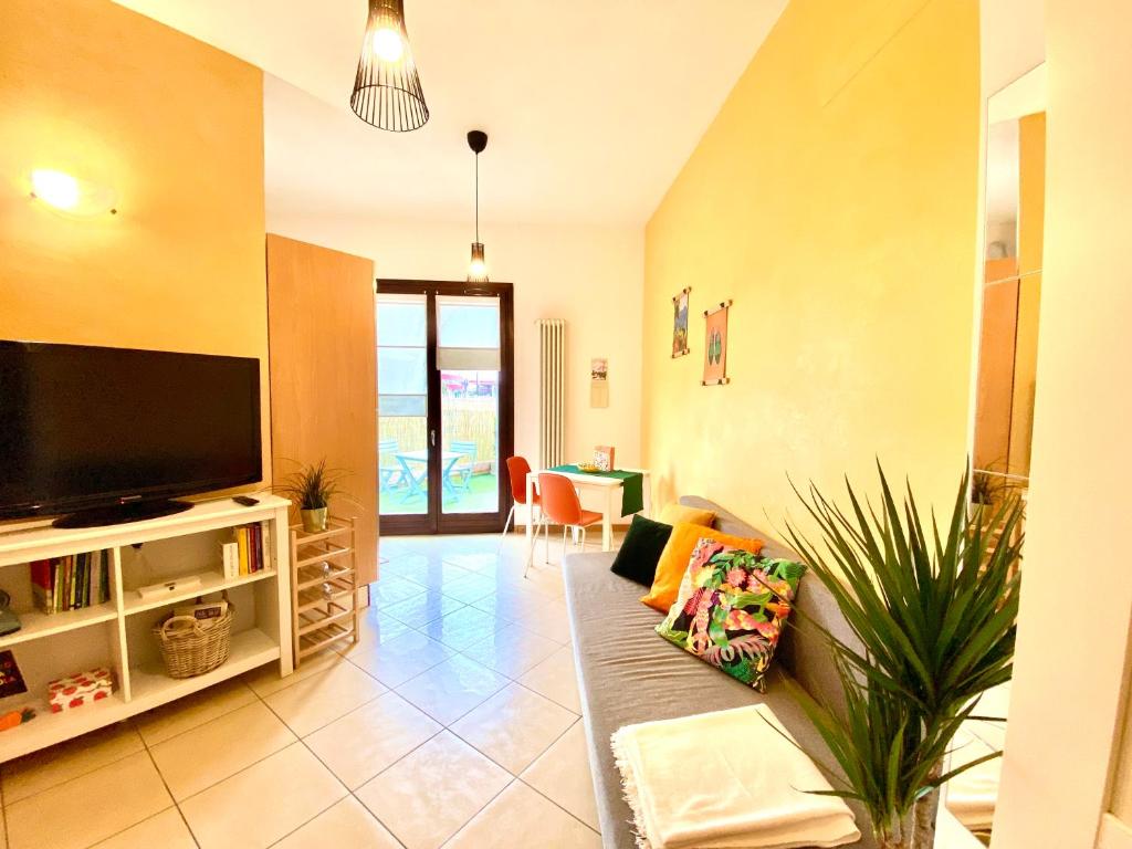 salon z kanapą i telewizorem w obiekcie Appartamento Rimini w Rimini