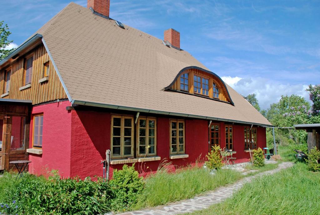 a red house with a brown roof at Ferienwohnung Karow in Karow