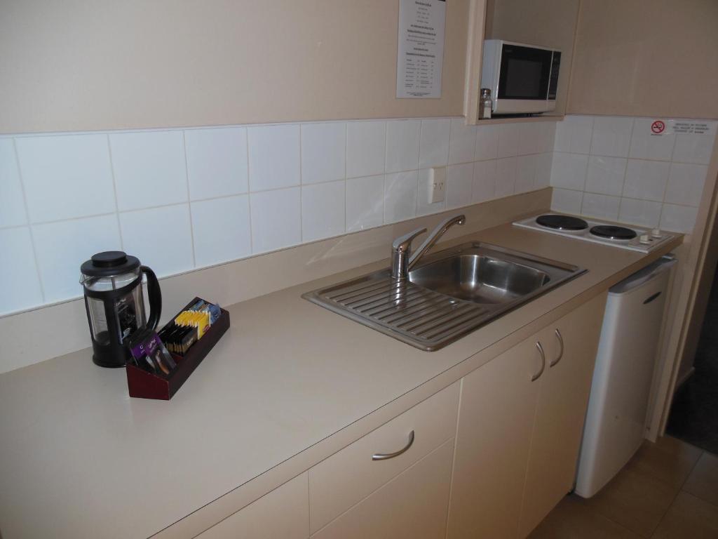 ASURE Camelot Arms Motor Lodge - Resim 16