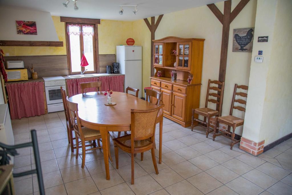 Kuchyň nebo kuchyňský kout v ubytování LE GAHOUN - Chambres d'hôtes