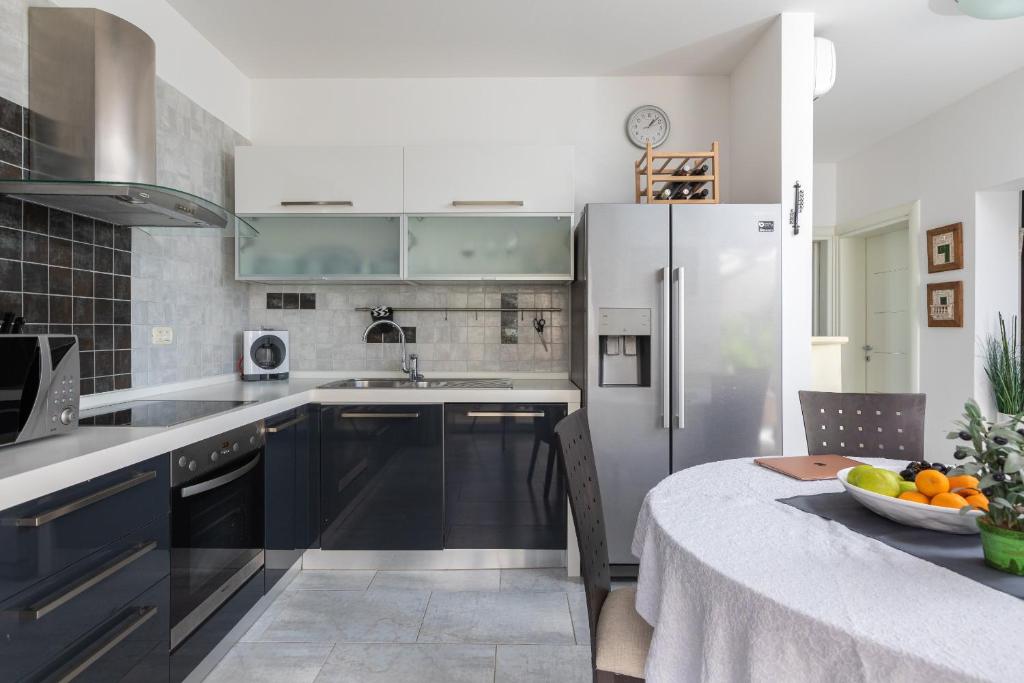 Kuchyň nebo kuchyňský kout v ubytování Villa OLD OLIVE, 3lovelyvillas