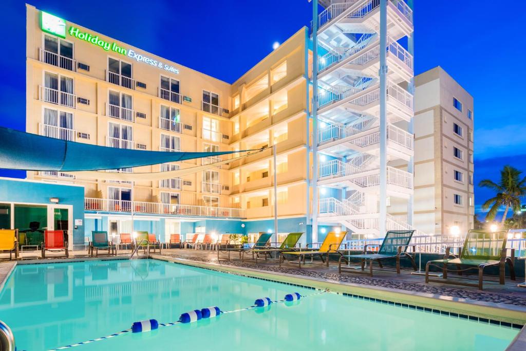 una piscina frente a un hotel por la noche en Holiday Inn Express & Suites Nassau, an IHG Hotel, en Nassau