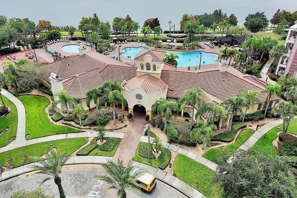 uma vista aérea de uma casa com piscina em Vista Cay Luxury 4 bedroom condo em Orlando