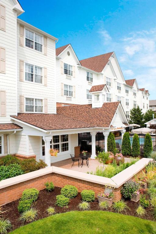una gran casa blanca con un patio y un jardín en Sonesta Simply Suites Seattle Renton, en Renton