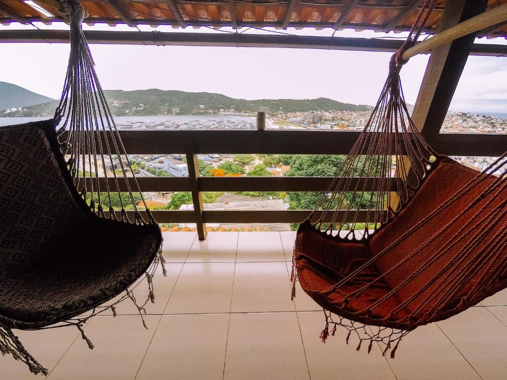 Duas redes de descanso penduradas num quarto com vista em Estalagem Vista Mar em Arraial do Cabo