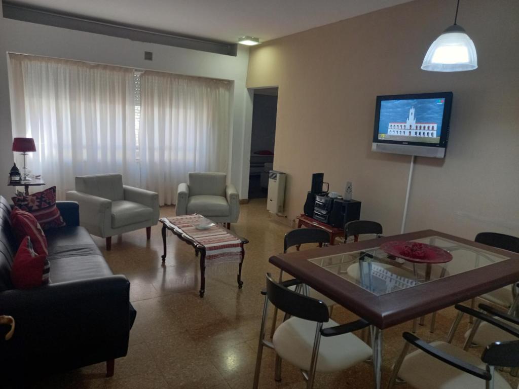 uma sala de estar cheia de mobiliário e uma televisão de ecrã plano em Departamento Zona Finaciera Y Comercial Cordoba em Córdova