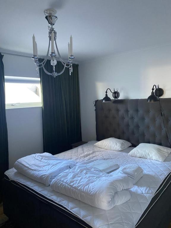 uma cama grande num quarto com um lustre em VARIJLYAN em Sälen