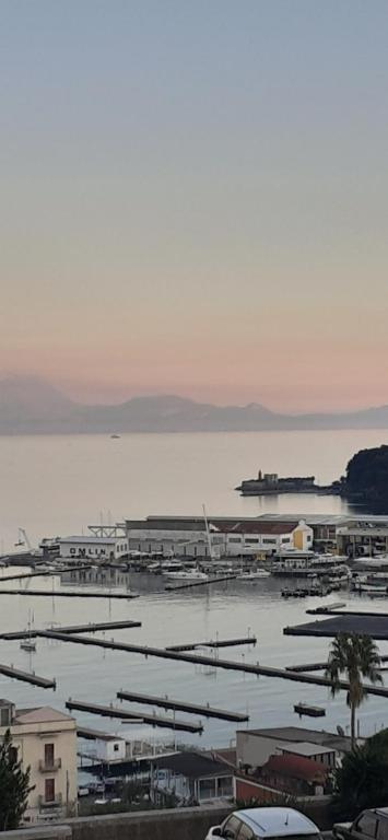 un groupe de bateaux amarrés dans une grande masse d'eau dans l'établissement Casa baja, à Bacoli