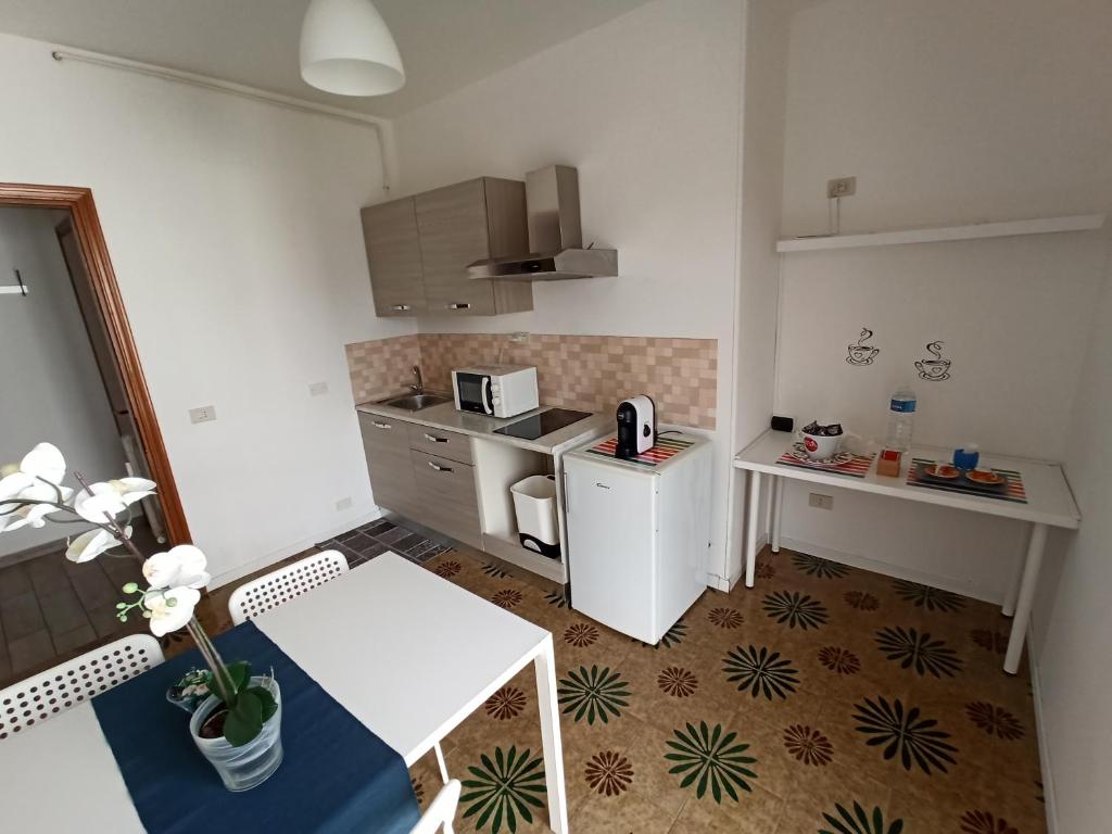 Kuchyňa alebo kuchynka v ubytovaní Like Home Cisanello