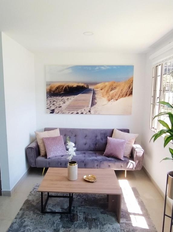 a living room with a purple couch and a table at 6 Apartaestudio independiente, Cedritos in Bogotá